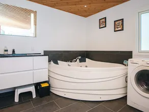 Panoramic Fjord Retreat With Spa Bath - Image 5