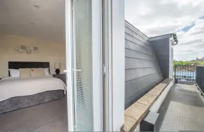 Spacious 3 Bed Apartment in London CRC - Image 5