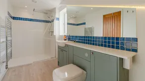 The Old Barn, Witney - sleeps 6 guests in 3 bedrooms - Image 2