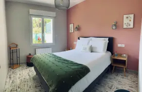 Peaceful accommodation in a private garden for 2-4 people, with private enclosed parking. - Image 4