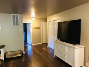Charming 2bed/2bath home with covered deck right on the beautiful Rogue River - Image 2