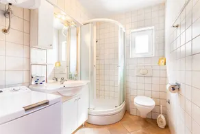 Ema - Cozy Pet-friendly Suite for Two with Parking - Image 2