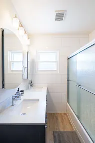 Beautiful 2 bedroom with Views & Best Location in Central San Diego - Image 3
