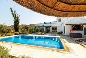 Attraente Villa, A / C, piscina privata, magnifica vista sul mare con vista sulla baia di Chrysochou -FREE Car Hire - Image 5