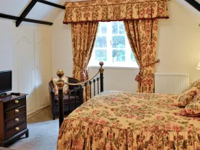 2 bedroom accommodation in Bala - Image 4