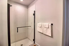 Gorgeous Ultramodern 2BR Corner Loft + Workspace - Image 4
