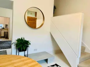 Stylish comfortable home with free parking - Image 2