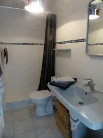 Nyt studie for 2 personer på landet med direkte adgang til poolen. - Image 3