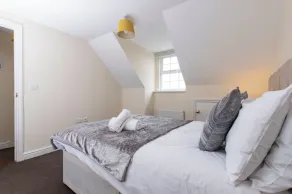 Tranquil Riverside Retreat in Norwich - Image 2