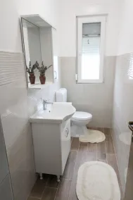 Cozy 3-Bedroom Haven, Perfect for 5, With Parking Space - Image 2