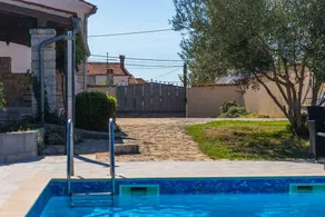 Villa with terrace, pool and air conditioning - Image 3
