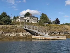 Comfortable Waterfront Home with Spectacular View - Image 2