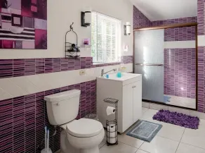 Large Private Oasis with Yard Space, Minutes to Downtown - Image 3