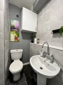 Impeccable 1-bed Apartment in London - Image 3