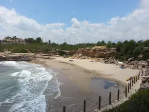 Ground Floor Beach Apartment with Pool Access in Costa Dorada - Image 5