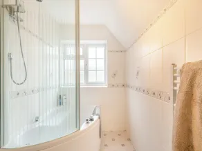 The perfect larger family sized home with vast, lush, enclosed garden. - Image 3
