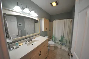 Peaceful getaway convenient to local amenities including beach, boating & food - Image 4