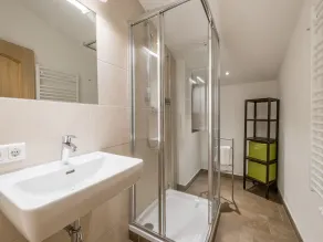 Luxury group accommodation near lift - Image 3