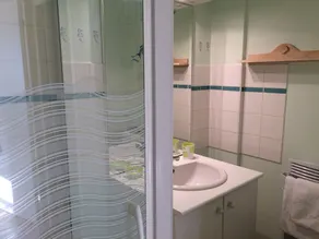 Komfortables Ferienhaus in einem Waldgebiet am Pool in der Nähe von Sarlat - Image 2