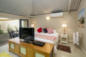 Heritage Listed 1850 Coach House converted into cottage - Image 3