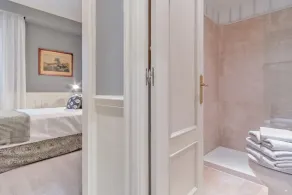 Elegant 3 Bedroom Apartment in Exclusive Barrio Salamanca Stylish & Spacious Padilla III - Image 4