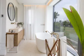 Luxuriöse Villa mit privatem Außen- und Innenschwimmbad - Image 4