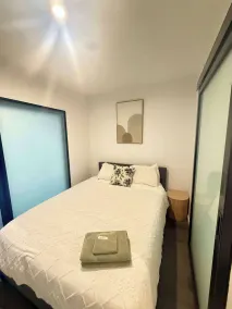 Central CBD - parking - sleeps 4 - Image 5
