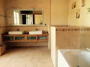Villa tranquila y espaciosa, ubicación conveniente, a 3 minutos a pie de todos los servicios. - Image 5
