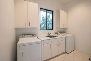  Fallbrook by AvantStay | Rooftop Deck + Pool + Putting Green | Sunset Mtn Views - Image 5