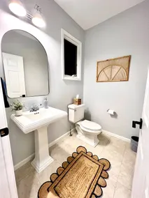 Gorgeous 5 bed, 4.5 bath just houses to the beach, sleeps 12! Amazing location! - Image 2