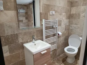 2-person bedroom with shower room and toilet - Image 3