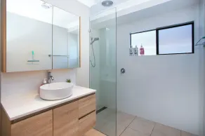 Renovated 3 bed Unit with Views - Image 3