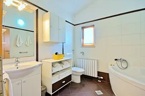 Nye moderne hus med privat pool, tæt på byens centrum og strand - Image 3