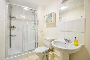 Entire Apartment Sleeps 4 Near the River Thames - Image 2