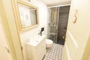 Romantic and cuddly double room with fireplace-library and giant shower. - Image 2