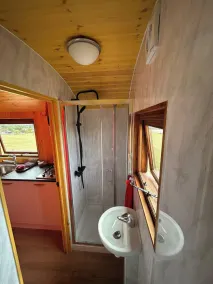 1 Bed Hut - Sleeps 2 - Parking - Smoking - Image 4