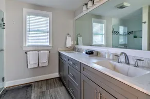 UPDATED HOME, king+queen beds, AC, 5 min walk to beach, 1 min to Waters Edge - Image 3