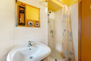 Guest House \"Quadrifoglio\" in Lago d'Orta with Balcony, Shared Garden & Wi-Fi - Image 4