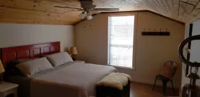 East Texas Lake Cabin Hideaway - Image 5