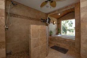 Lakefront 3 Bedroom Home with Gorgeous Sunsets and Private Pool & NEW Spa! - Image 3