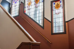 Apartamento exclusivo com cozinha e casa de banho privativas inspiradas na arte de Bart van der Leck - Image 3