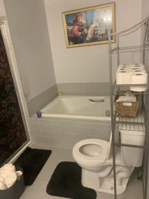 Nice clean townhome in the middle of everything mall, airport, DC, Baltimore ect - Image 5