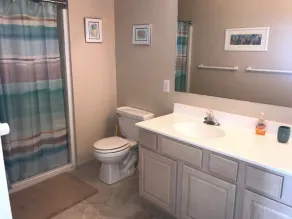 4 chambres / 2 salles de bain au dernier étage avec 3 ponts à seulement 7 maisons de la plage! - Image 2