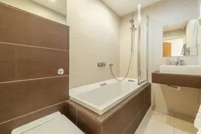 This spacious, detached holiday home is just a short walk from the beach. - Image 4