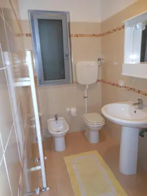 Practical and welcoming three-room apartment 50 m from the beach. - Image 2