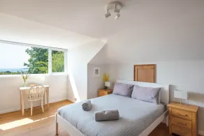 Manacles - Spacious flat near beach with sea views & parking - Image 3