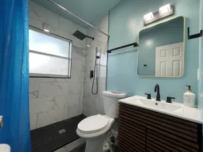 Cheerful 3 Bed home w/ free parking, Wifi, Full Kitchen & Workstation. Sleeps 9 - Image 2