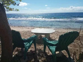Bungalow in a communal garden with a house, ocean view, and private beach - Image 3