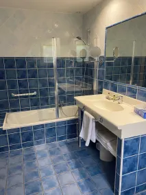 Comfortable villa with private landscaped garden, swimming pool - Image 3