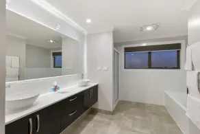 Rise House Hobart - Outstanding! Luxury family home - Image 3